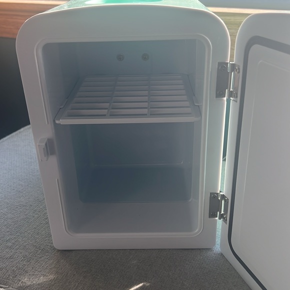 Frigidaire Mini Cooler - Picture 2 of 7